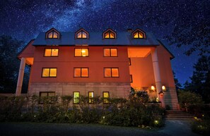 A multi-story building with a starry night sky visible through the roof. - Hotel Stelle Belle (Hakuba)