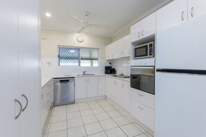 House, 3 Bedrooms | Private kitchen | Coffee/tea maker, full-sized fridge, microwave, oven