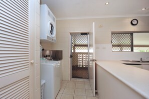 House, 3 Bedrooms | Private kitchen | Full-size fridge, microwave, oven, stovetop