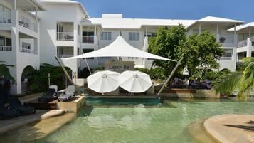 Bar tepi kolam renang