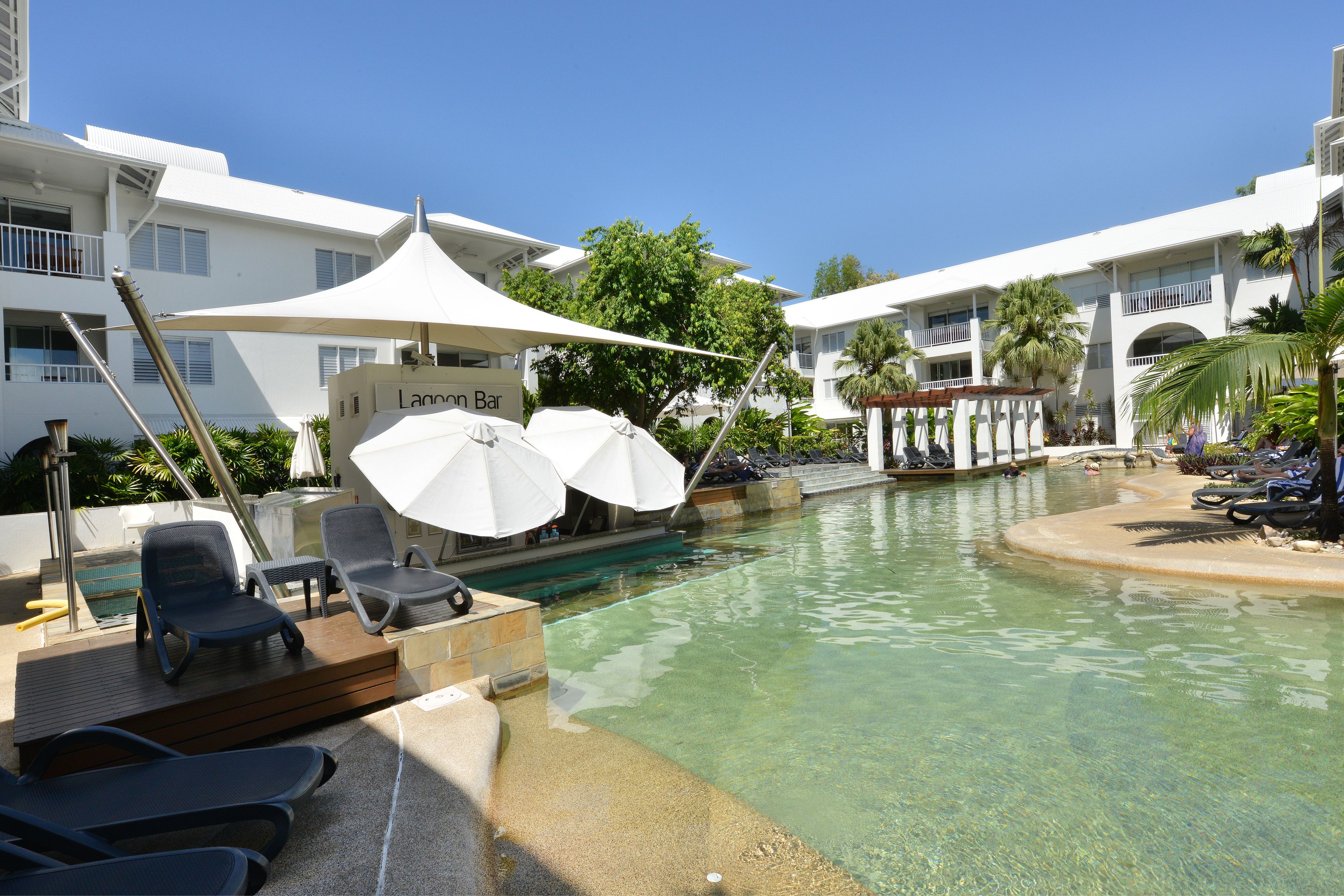 Una piscina al aire libre, una piscina climatizada