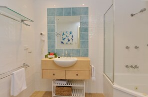 Studio, 1 Bedroom | Bilik Mandi | Gabungan pancuran/tab mandi, kelengkapan dandanan diri percuma 