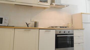 冰箱、烤箱、炉灶、厨具/餐具