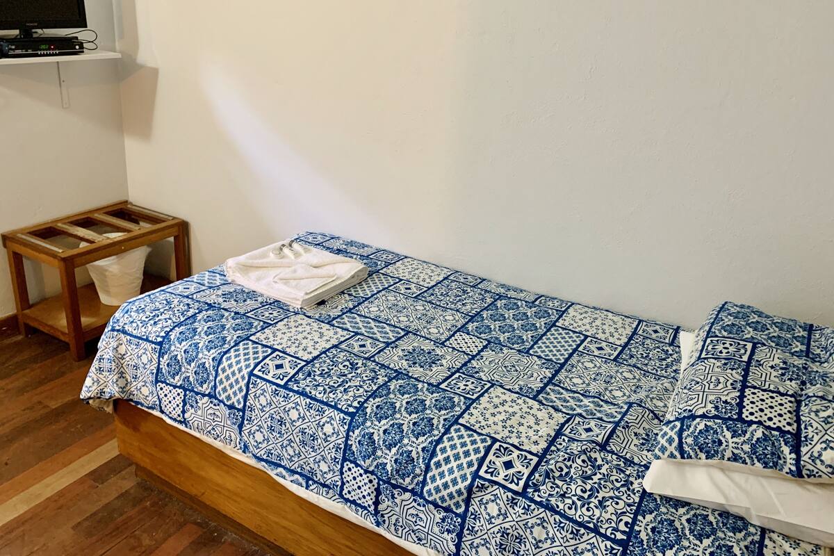 Quarto solteiro básico | Roupa de cama