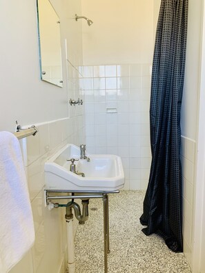 Basic Double Room | Bathroom | Free toiletries, hair dryer, towels, soap - Coonalpyn Hotel (Coonalpyn)