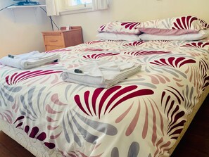 Basic Quadruple Room | Bed sheets - Coonalpyn Hotel (Coonalpyn)