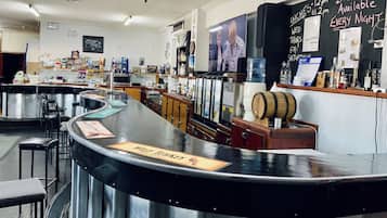 2 bars/lounges, pub