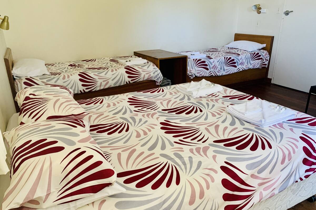 Quarto quádruplo básico | Roupa de cama