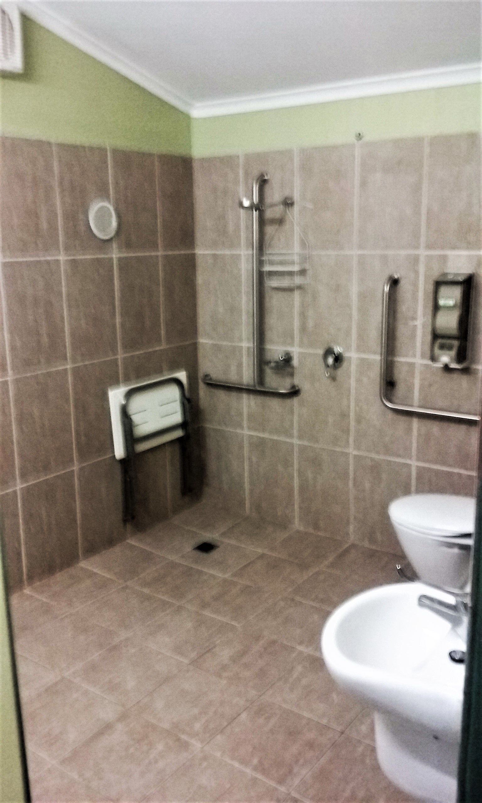 Un baño con ducha, inodoro y lavabo.