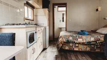 Standard-Ferienhütte, 1 Queen-Bett | Eigene Kochnische | Großer Kühlschrank, Mikrowelle, Herdplatte, Wasserkocher