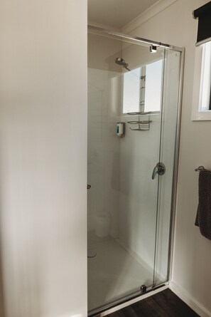 Cabana luxo, 1 quarto | Individualmente mobiliados, ferros/tábuas de passar roupa