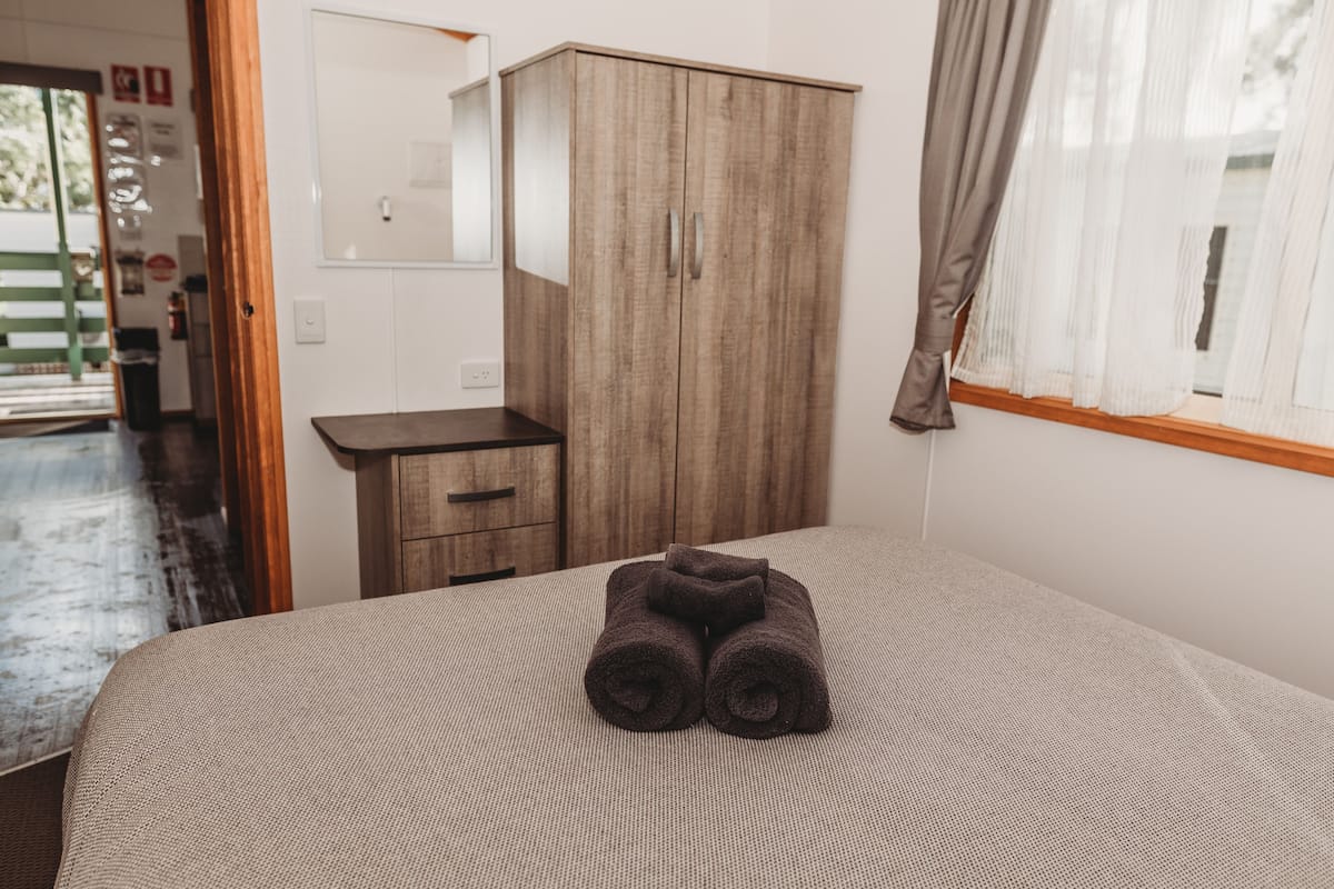2 Bedroom Deluxe Cabin | 2 bedrooms, individually furnished, iron/ironing board, free WiFi