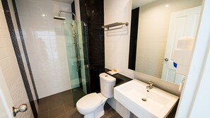 Shower, free toiletries, hair dryer, towels