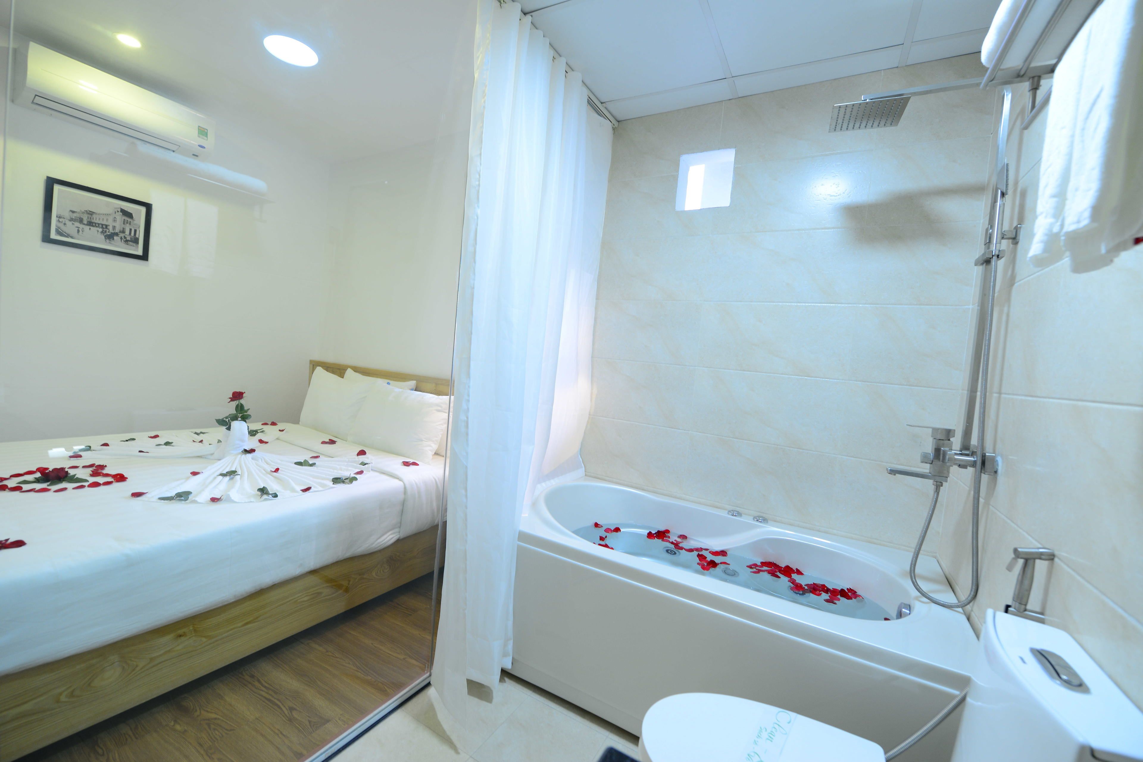 honeymoon suite | bathroom | shower, free toiletries, hair dryer, bathrobes