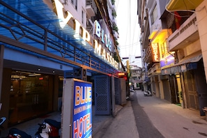 Property entrance - Blue Hanoi Inn Luxury Hotel (Hanoi)