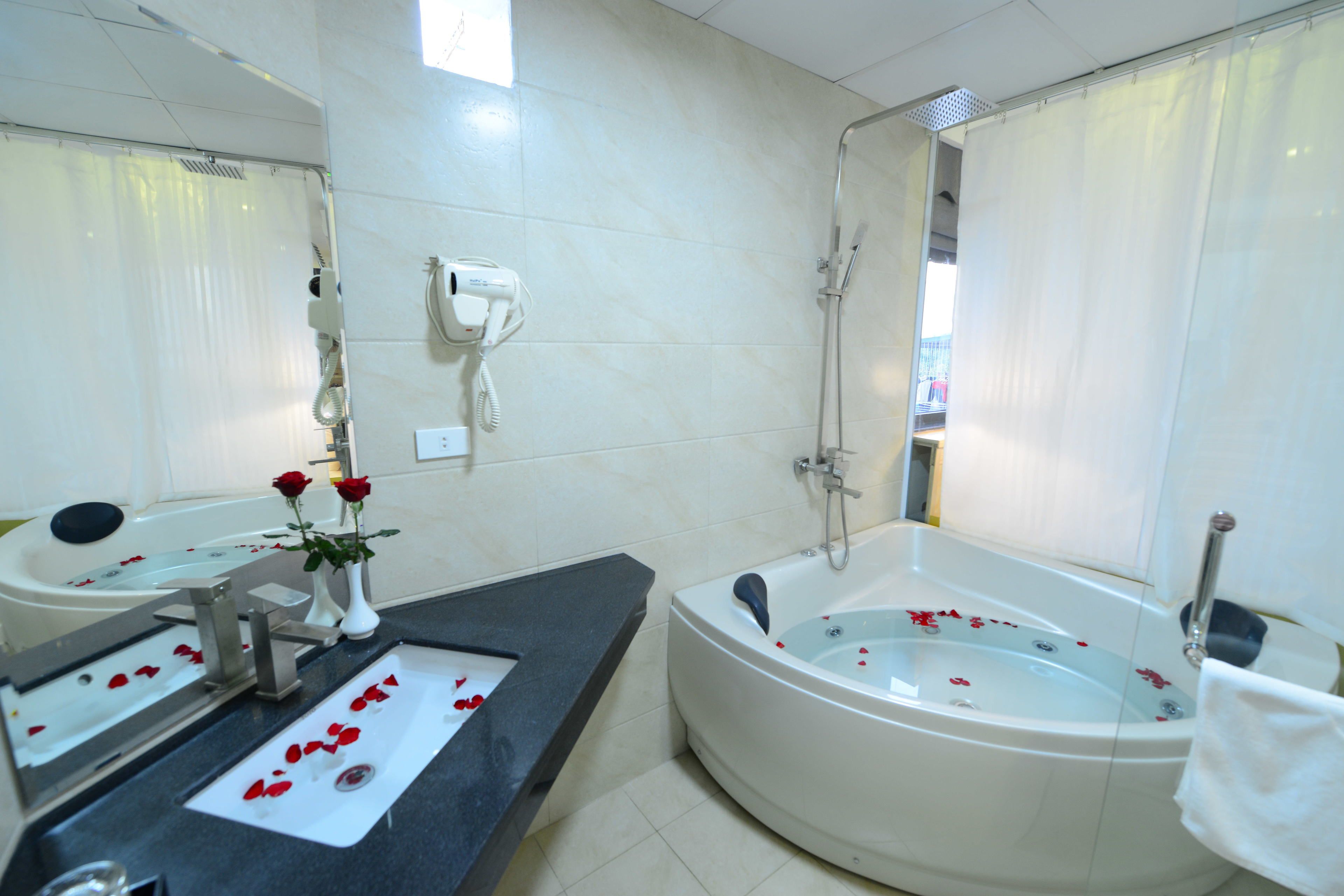 deluxe double room, city view | bathroom | shower, free toiletries, hair dryer, bathrobes