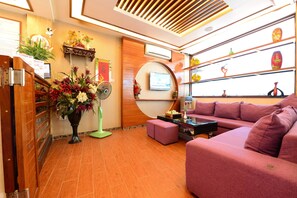 Lobby sitting area - Blue Hanoi Inn Luxury Hotel (Hanoi)