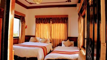 Desk, soundproofing, free WiFi