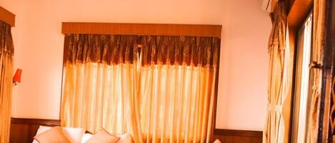 Desk, soundproofing, free WiFi