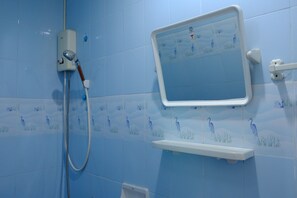 Shower, free toiletries, towels - Somjainuk Resort 2 (Pluak Daeng)
