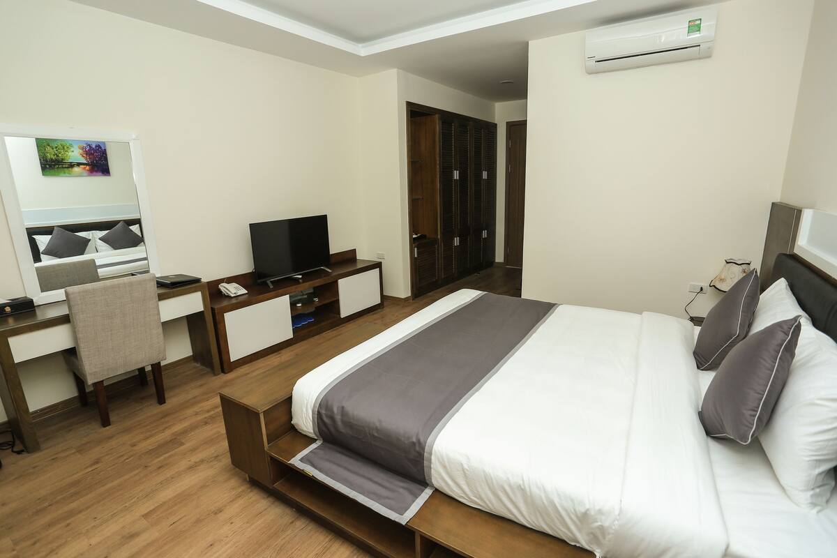 Deluxe Double Room, Mountain View | Minibar, in-room safe, desk, blackout drapes