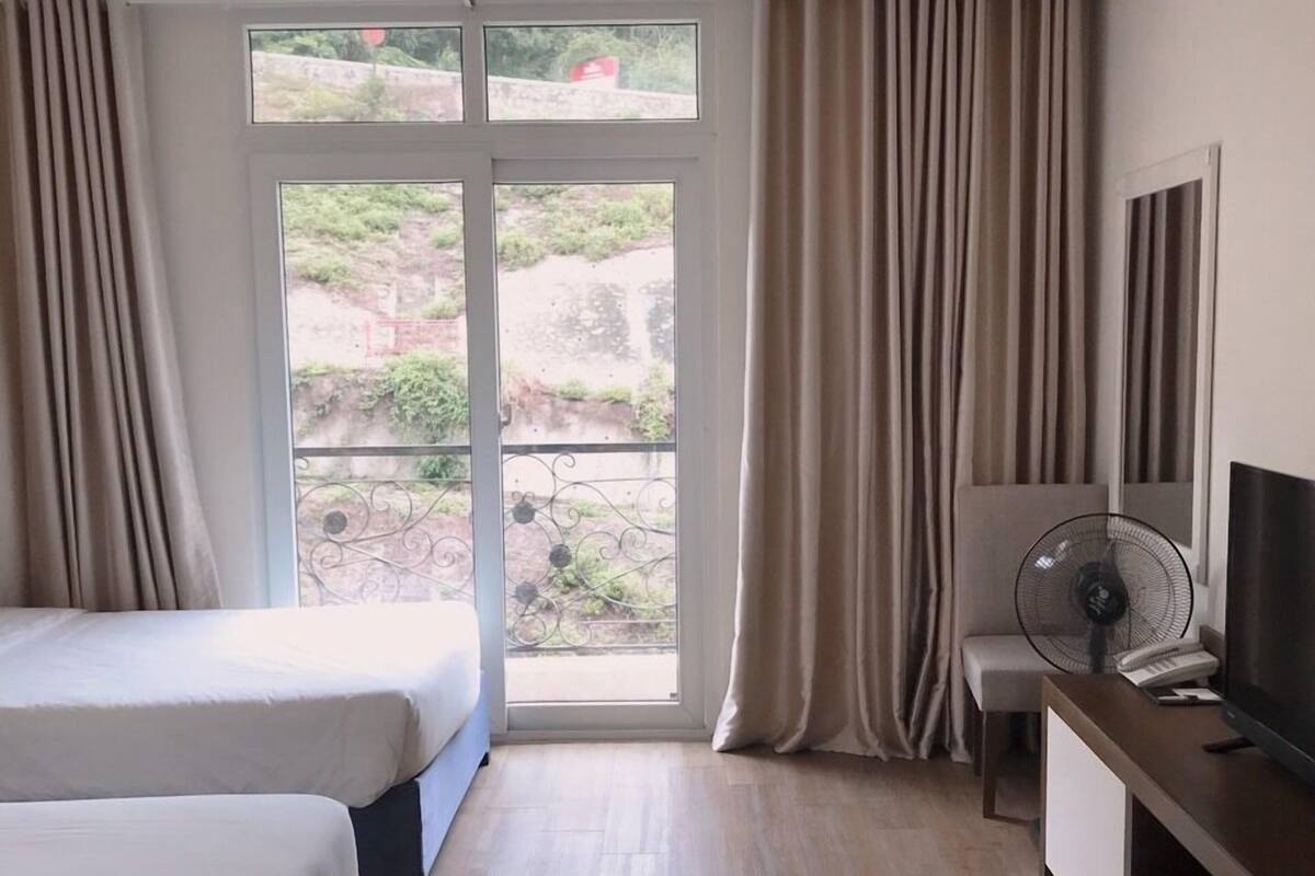 Deluxe Twin Room, Mountain View | Minibar, in-room safe, desk, blackout drapes