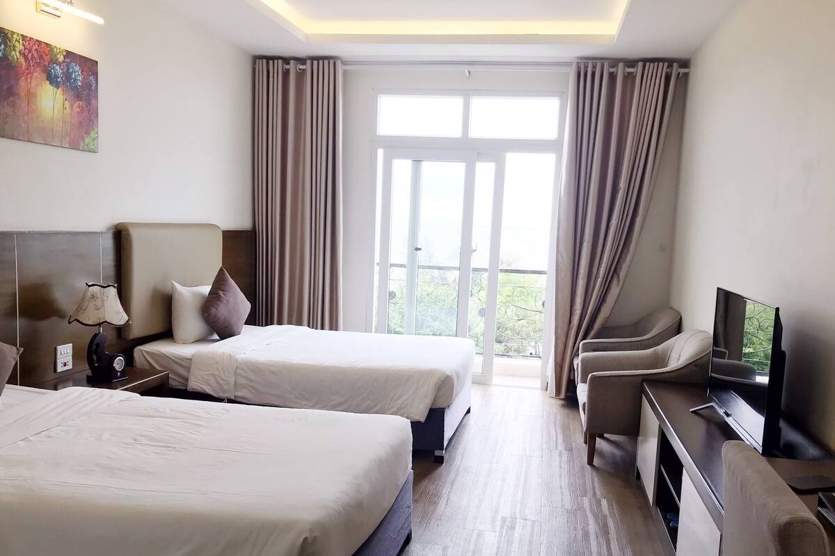 Deluxe Twin Room, Sea View | Minibar, in-room safe, desk, blackout drapes