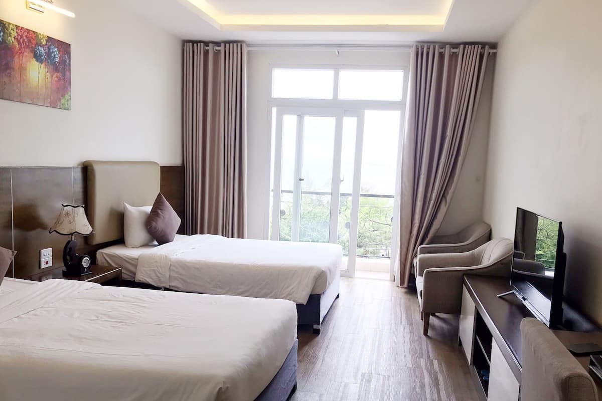 Deluxe Twin kamer, uitzicht op zee | Een minibar, een kluis op de kamer, een bureau, verduisterende gordijnen