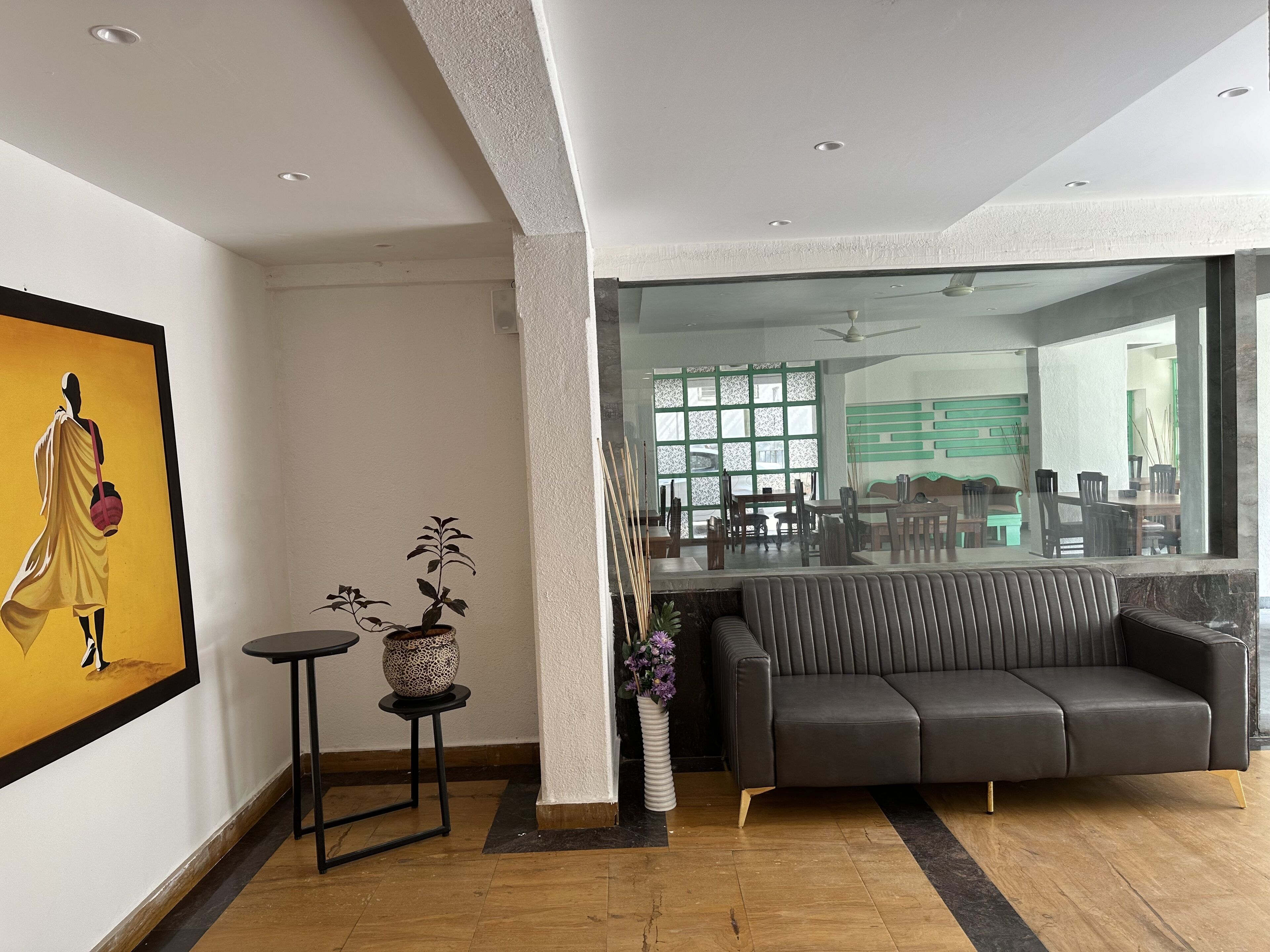 Breakfast, lunch, dinner served; international cuisine 