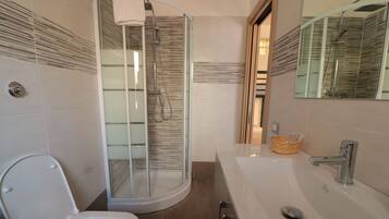 Quadrupla Deluxe, bagno privato | Bagno | Doccia, set di cortesia gratuito, asciugacapelli, bidet
