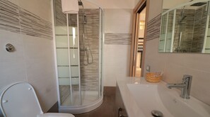 Neljän hengen deluxe-huone, oma kylpyhuone | Kylpyhuone | Suihku, ilmaiset hygieniatuotteet, hiustenkuivaaja, bidee