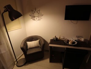 Design Triple Room, Private Bathroom | Premium bedding, down comforters, minibar, in-room safe - B&B Pietrarsa (Portici)