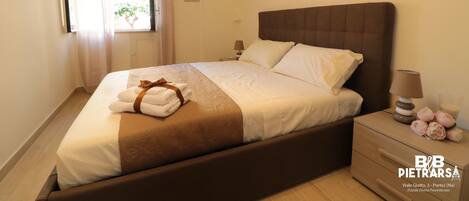 Comfort tweepersoonskamer, privébadkamer | Luxe beddengoed, donsdekens, een minibar, een kluis op de kamer