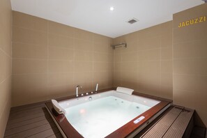 Indoor spa tub