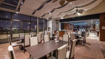 2 restaurants; breakfast, lunch and dinner served