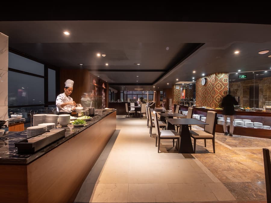 2 nhà hàng, phục vụ bữa sáng, bữa trưa, bữa tối, món ăn Việt Nam