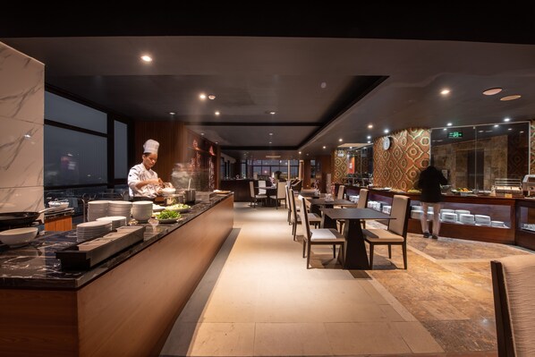 2 restaurantes, se sirven desayunos, comidas, cenas y cocina vietnamita