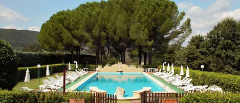 Een seizoensgebonden buitenzwembad