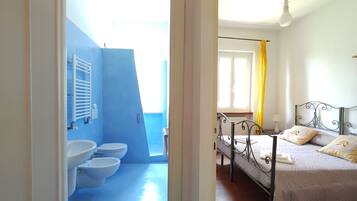 Quarto standard, 1 cama de casal, suíte, vista para a colina | Wi-Fi de cortesia, roupa de cama