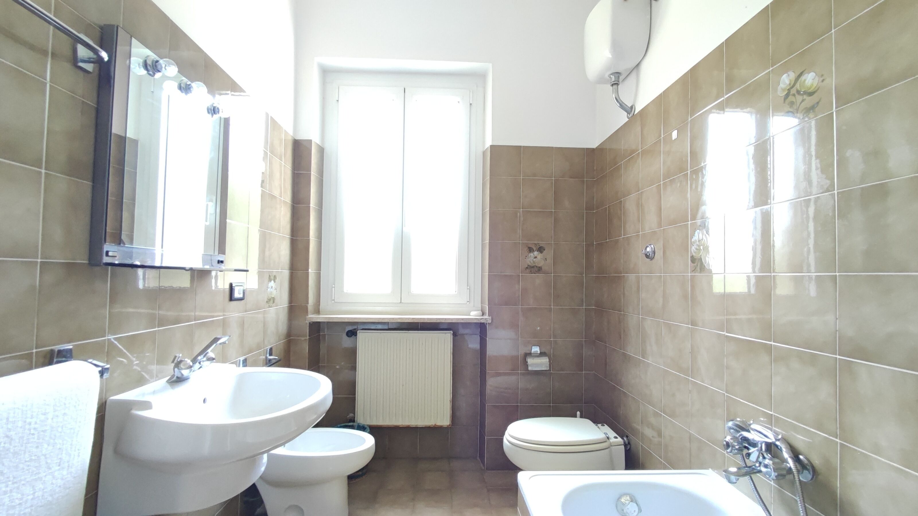 A bathroom with two sinks, a toilet, and a bathtub.