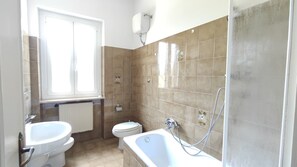 A bathroom with a toilet, sink, and bathtub. - La Ripa (Scandriglia)