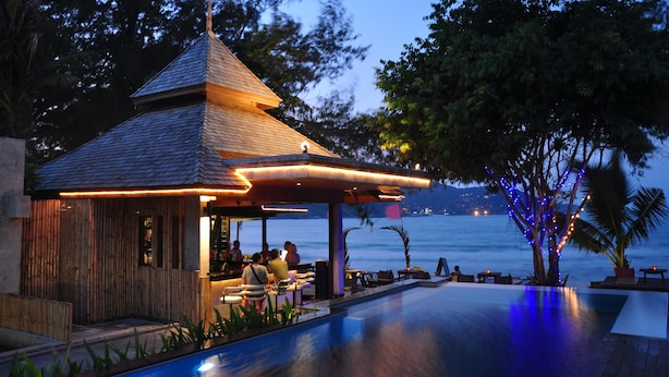 A wooden structure with a sloped roof overlooking a pool and the sea. - Samui Honey Backpacker Bungalow (Koh Samui)