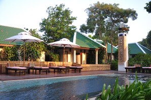 Hồ bơi ngoài trời 