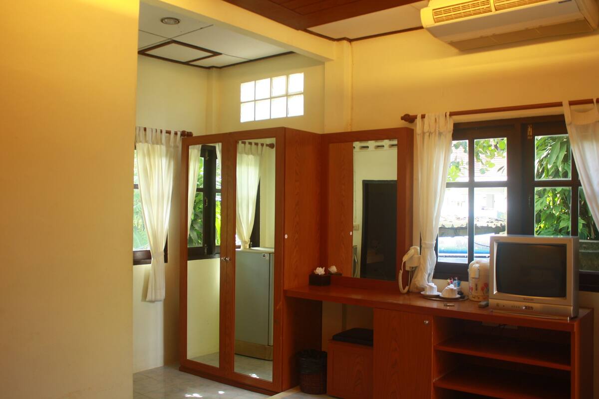 Basic Bungalow | Room amenity