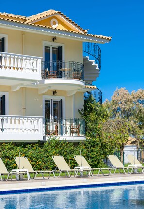 Outdoor pool, pool loungers