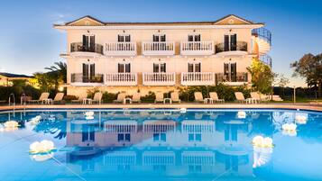 Piscine extérieure, chaises longues