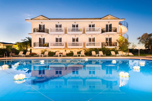 Outdoor pool, pool loungers - Ilios Hotel (Zakynthos)