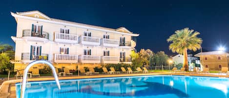 Outdoor pool, sun loungers