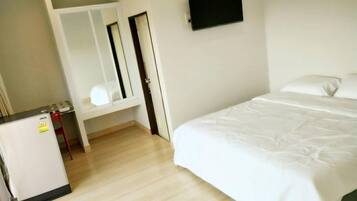 Una scrivania, tende oscuranti, Wi-Fi gratuito, lenzuola