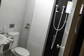 Superior Double Room | Bathroom | Shower, free toiletries, towels - R.M. Mansion Surin (Surin)